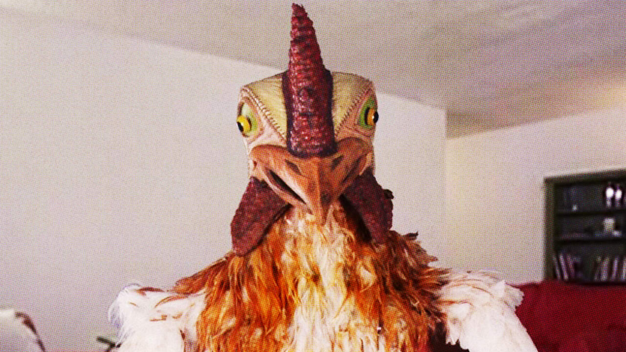 برگر کینگ (Burger King) برای تبلیغ ساندویچ جدید خود که بر پایه گوشت مرغ بود، تصمیم گرفت تا از استراتژی بازاریابی ویروسی استفاده نماید، به همین منظور وب سایت خود را راه اندازی کرد که به کاربران امکان می داد تا به فردی که با لباس مرغ در یک اتاق بود، دستور بدهند که چه کاری انجام دهد، 